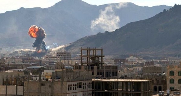 В Йемене президентский дворец снова попал под обстрел авиации