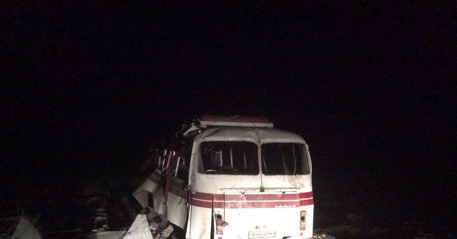 В Донбассе на мине подорвался автобус с людьми