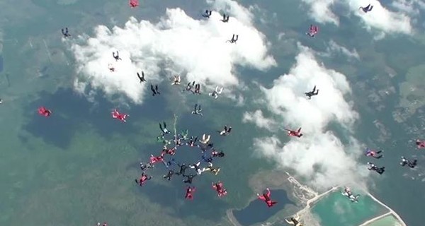 В США украинцы установили мировой рекорд в необычных прыжках с парашютом