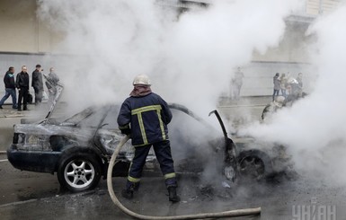 Киевляне о сгоревшем автомобиле возле Дрим Тауна: Вот это фаер-шоу!