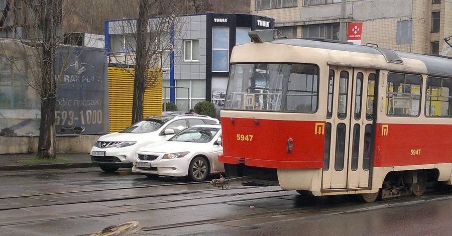 В Киеве у трамвая посреди дороги отвалилось колесо
