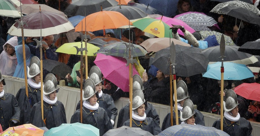 В Ватикане Пасхальная месса началась под дождем
