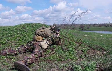 Украинских военных обстреляли из  стрелкового оружия 