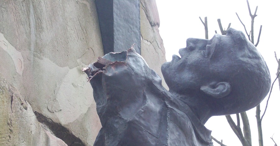Во Львове вандалы отпилили руку бронзовому памятнику воинам-афганцам