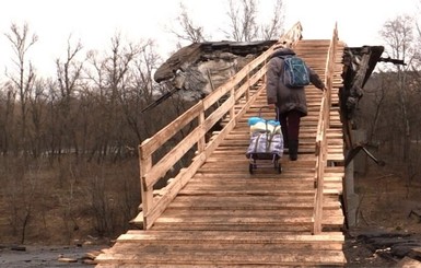 В Станице Луганской сделали деревянную переправу через взорванный мост