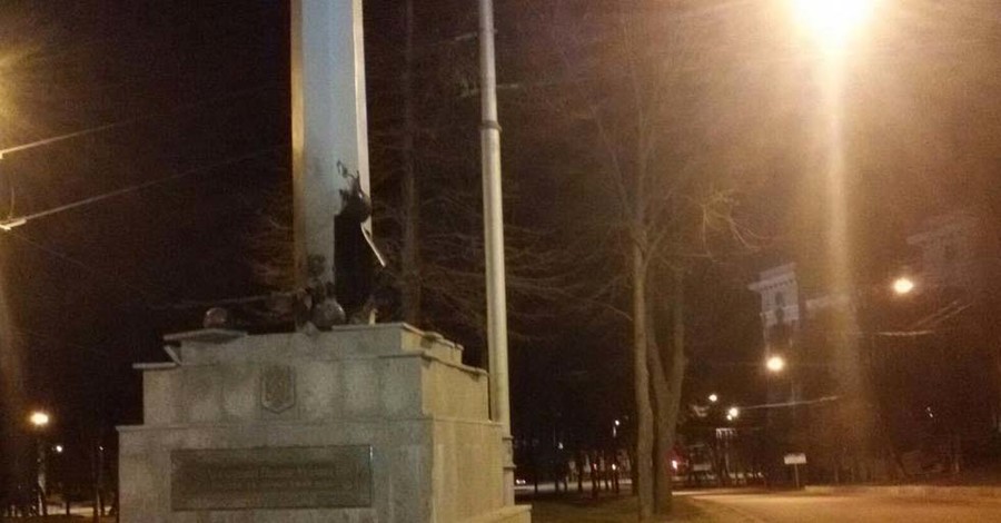 Соцсети: ночью в Харькове подорвали стелу с флагом Украины