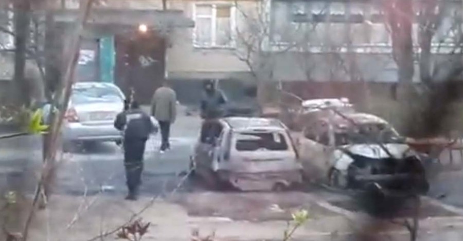 В Киеве ночью сожгли два авто