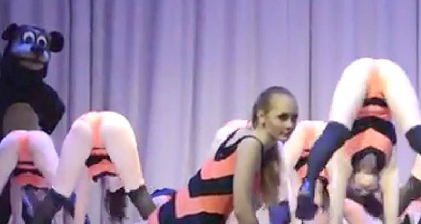 Откровенный танец оренбургских школьниц обернулся всероссийским скандалом