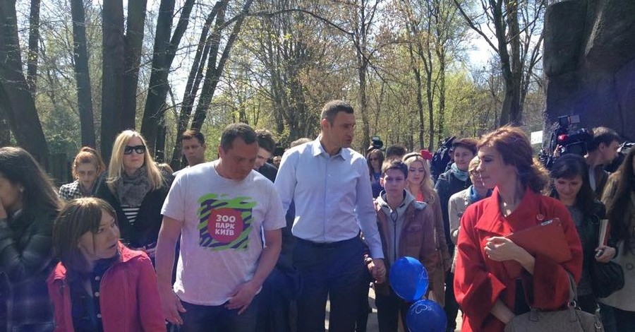 Виталий Кличко водил 10-летнего сына по зоопарку за ручку