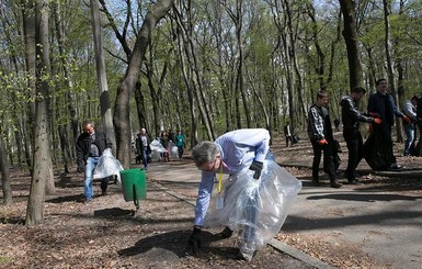 Посол США приехал в Киев и убрал мусор в парке Нивки