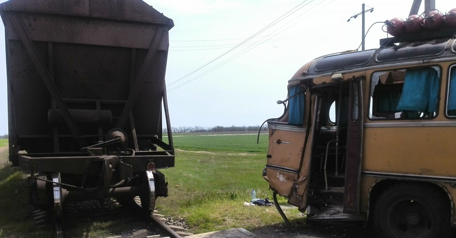 В Херсонской области столкнулись автобус и поезд, есть жертвы
