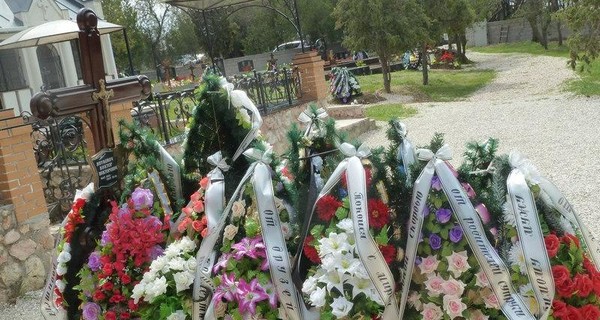 На могиле сына Януковича появилась именная табличка