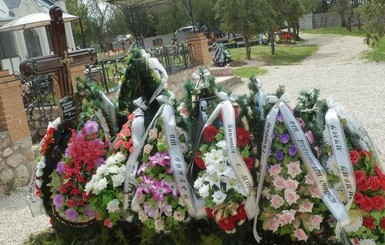 На могиле сына Януковича появилась именная табличка