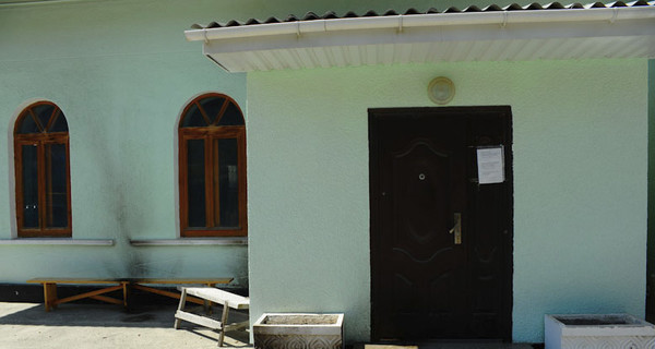 В Крыму неизвестные забросали мечеть 