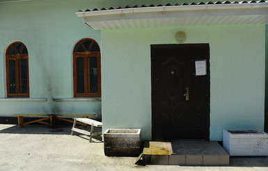 В Крыму неизвестные забросали мечеть 