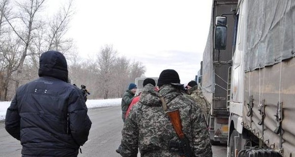 Волонтеры Штаба Ахметова под обстрелами доставили наборы выживания в Гранитное