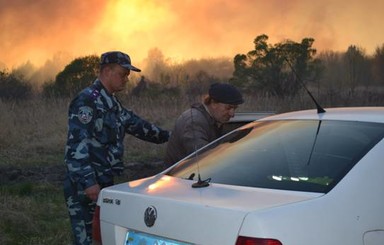 В зоне ЧАЭС милиция спасает от огня самоселов