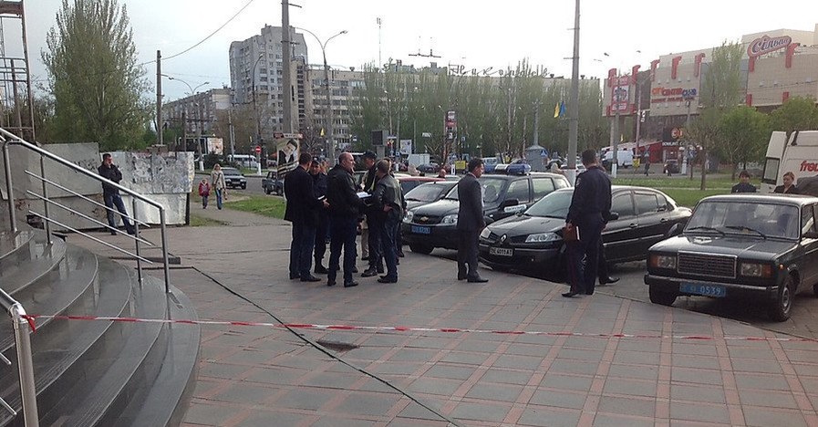 В Николаеве при выходе из банка подстрелили и ограбили женщину и охранника
