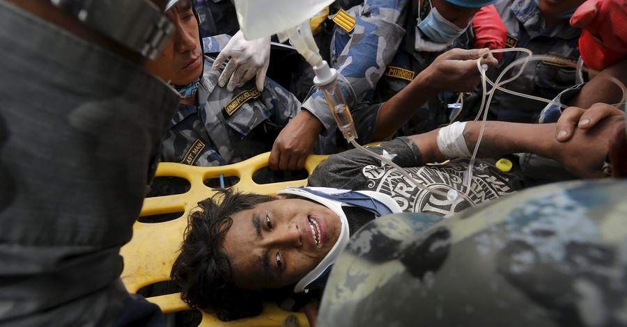 В  Катманду из-под завалов освободили подростка