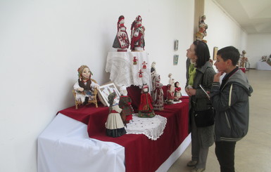 Во Львове куклу-мотанку представили в нарядах Киевщины начала XX веков и в одеянии невесты