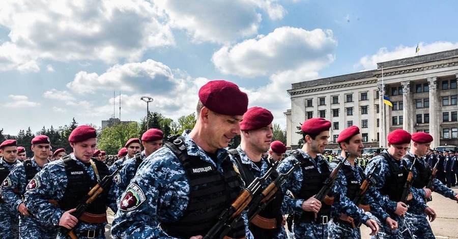 На Куликовом поле в Одессе собрались броневики, спецназ и сотни милиционеров