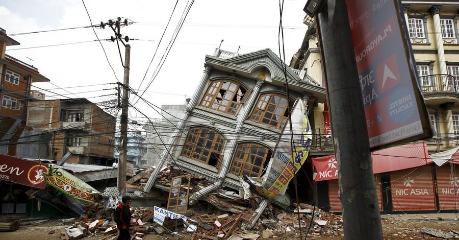 Число жертв землетрясения в Непале за сутки выросло на 700 человек