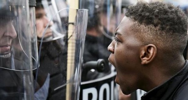 Полицейских Балтимора, обвиняемых в гибели афроамериканца, отпустили под залог