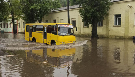 Утопающие в воде машины: по Украине прошли сильные ливни. Их последствия