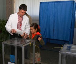 Глава «Нашей Украины» Вячеслав Кириленко пришел на выборы с женой и дочкой 