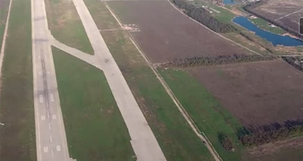 В сети показали, что от взлетно-посадочной полосы Донецкого аэропорта осталось