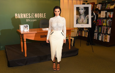 Ким Кардашьян раздала автографы в элегантном наряде