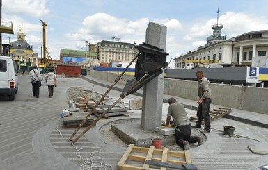 В Киеве на Почтовую площадь вернули памятник первому трамваю