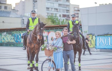 Муж Соломии Витвицкой посадил Марию Бурмаку на велосипед