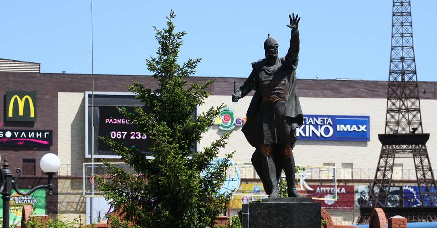 Вандалам, изуродовавшим памятник Александру Невскому в Харькове, светит статья за хулиганство
