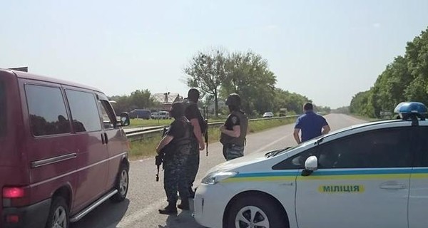 Под Харьковом неизвестный убил двух человек и взял заложников