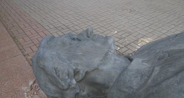 Ночью в Киеве снесли несколько советских памятников