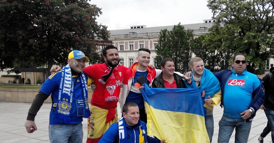Финал в Варшаве: очередь к Кубку, мячи по 130 евро и испанско-украинские селфи