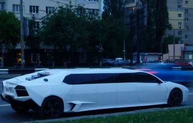 Соцсети: по Киеву ездит необычный лимузин, сделанный на заказ в Мариуполе