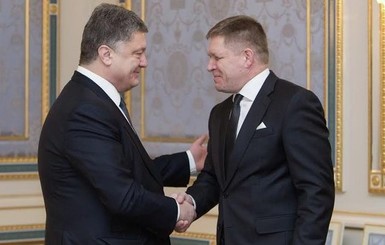 Порошенко обсудил ситуацию в зоне АТО с премьером Словакии