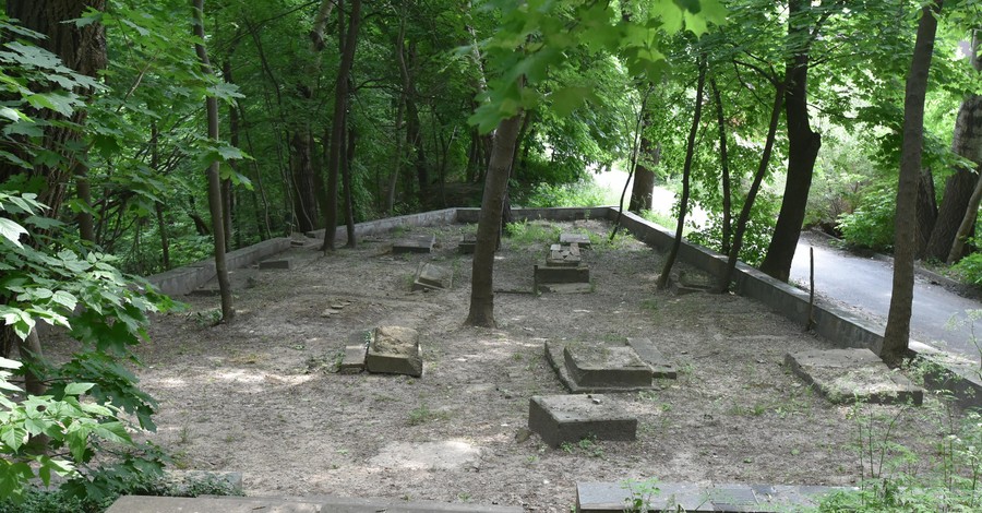 В Киеве надгробия начала XX века валяются под ногами