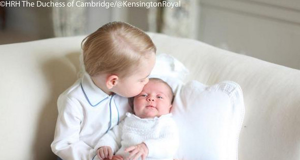 Опубликован первый совместный снимок принца Джорджа с сестренкой