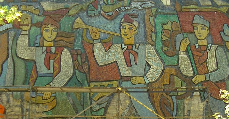 Учителя киевской школы, где сбивают советскую мозаику: 