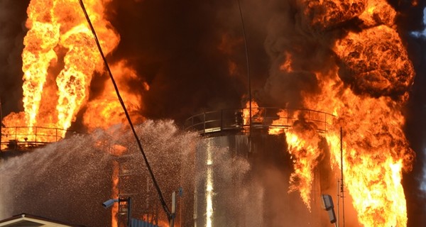 Версии пожара на нефтебазе: от теракта до лопнувшего трубопровода