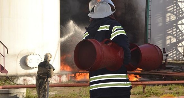 Тушить нефтебазу едут спасатели из Житомира, Чернигова и Черкасс