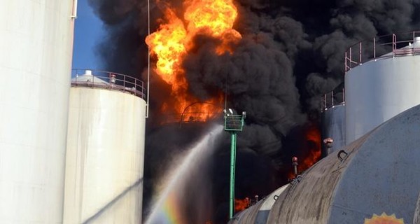 Пожар на нефтебазе под Киевом: обгоревшего заправщика отбросило взрывной волной