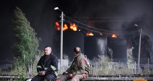 СМИ: Во время пожара на нефтебазе погибли 30 спасателей