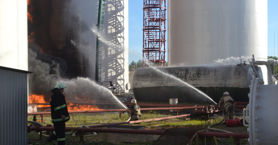 Пожар на нефтебазе: выгорели четыре емкости