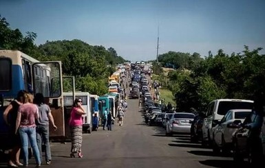 Гумштаб Ахметова: Отдельный пункт пропуска решит проблему с доставкой гуманитарной помощи на Донбасс