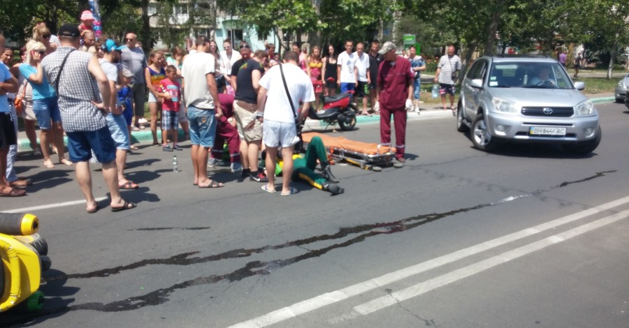 Одесского Дарта Вейдера на скутере сбил автомобиль