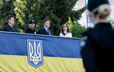Аваков представил первых украинских полицейских